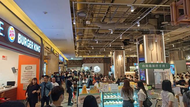 台南今天放颱风假，但几乎没什么风雨，百货公司挤满人潮。（曹婷婷摄）