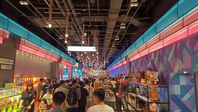 台南今天放颱风假，但几乎没什么风雨，百货公司挤满人潮。（曹婷婷摄）