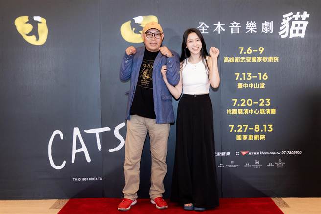 导演邓安宁带着女儿邓雨忱到场支持音乐剧《猫》。（宽宏艺术提供）