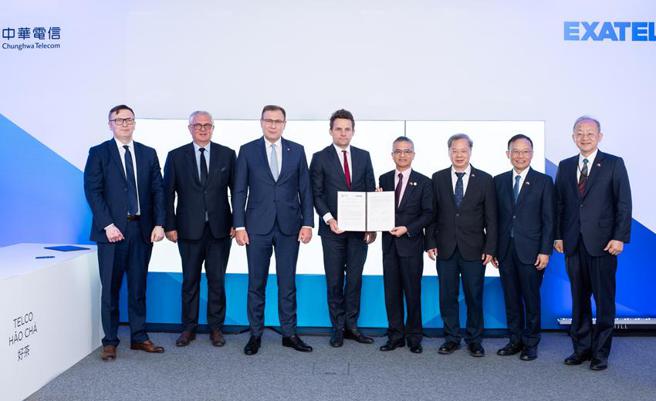 中華電信與EXATEL電信波蘭簽約，圖右四為中華電信董事長郭水義、右三為國發會主委龔明鑫。（圖／中華電信提供）