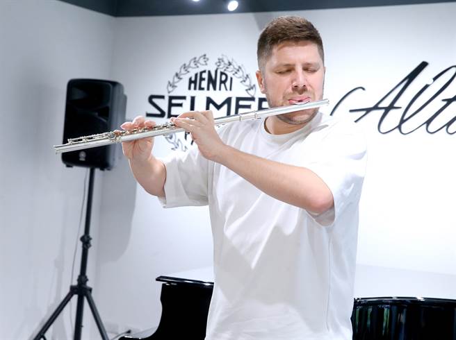 國際大賽常勝軍、長笛家馬特維．德敏首度來台，特別的是，除了西方音樂曲目，他也將演奏台灣作曲家許常惠的《盲》。（粘耿豪攝）