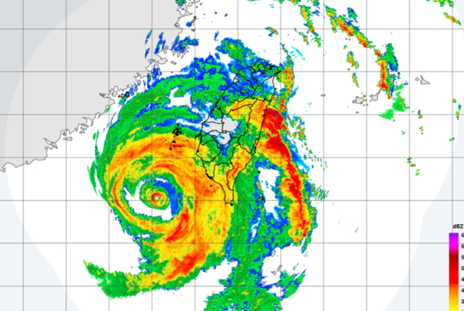 杜苏芮颱风移动相当缓慢，今（7/27）晚颱风眼再度变得清晰，将对金门、澎湖造成影响。（图／气象局）