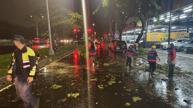 高雄今（27日）晚間22時許，因杜蘇芮颱風颳起強風，鼓山區中華一路有路樹倒塌，一名機車騎士未注意撞上，幸傷勢輕微。（圖／警方提供）