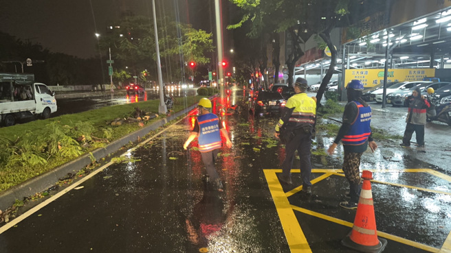 高雄今（27日）晚間22時許，因杜蘇芮颱風颳起強風，鼓山區中華一路有路樹倒塌，一名機車騎士未注意撞上，幸傷勢輕微。（圖／警方提供）