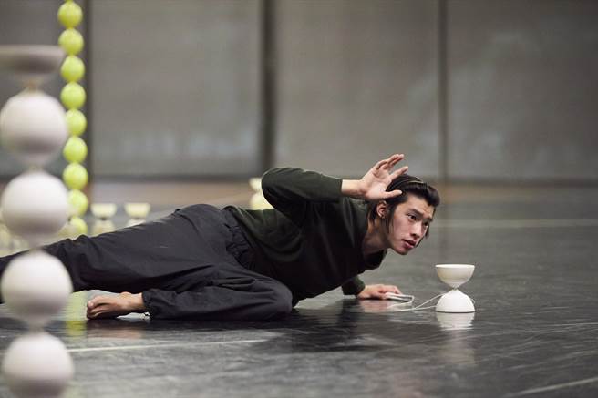 20歲馬戲藝術家黃翊與數幾個寫有自己名字的扯鈴共舞和對話，今（27）日在雲門劇場呈現。（周嘉慧攝，雲門劇場提供／李欣恬新北傳真）