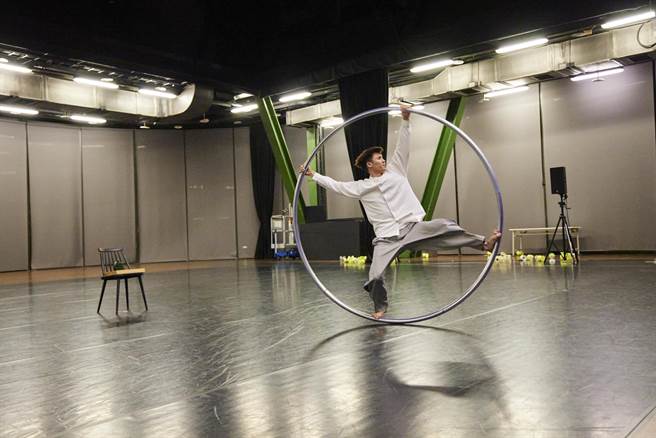 馬戲藝術家楊世豪現年30歲，已擁有豐富劇場與街頭表演經驗的他，這次的作品〈還〉，有和過去的自己對話的時刻。（周嘉慧攝，雲門劇場提供／李欣恬新北傳真）