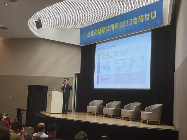 （高力国际董事总经理刘学龙今天应邀演讲时表示，未来15年，商用不动产市场将走向大健康、绿色及科技等趋势。图∕蔡惠芳）