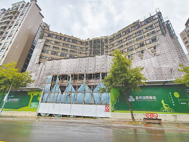 桃園晶悅飯店都更目前正拆除中，居民抱怨粉塵太多，還有水泥塊從空中落下。（賴佑維攝）