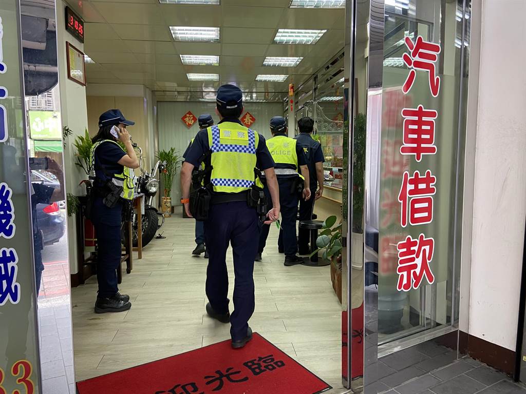 永和警分局動員40多名警力，執行擴大臨檢，查察轄區內當鋪業者。（永和警分局提供）