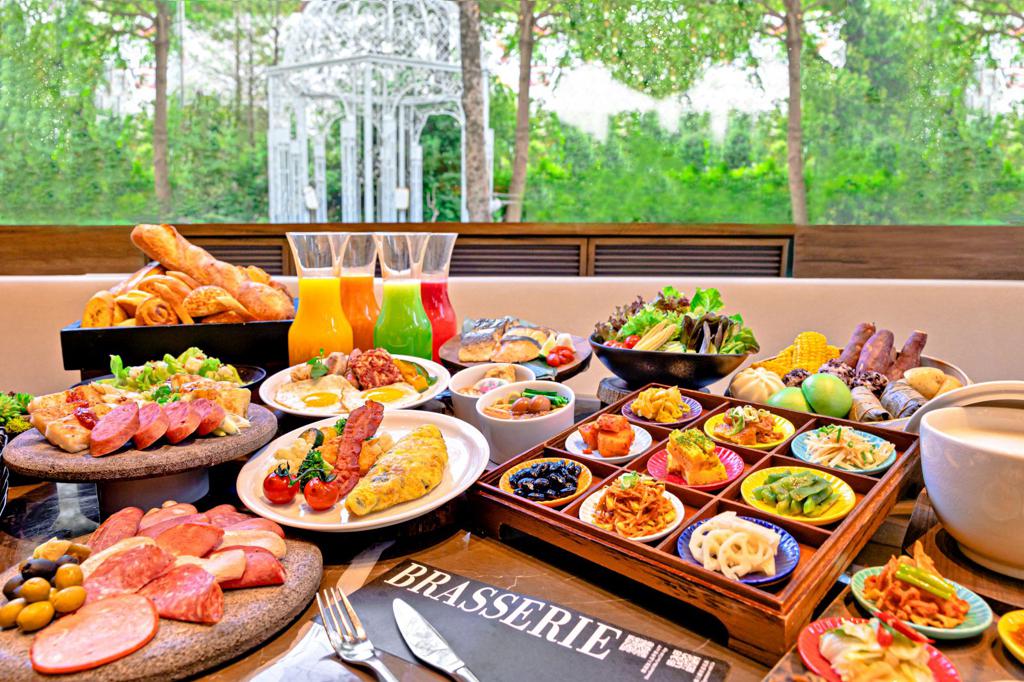台北晶華酒店人氣餐廳「柏麗廳」的早餐也豐盛出名。（台北晶華酒店提供）