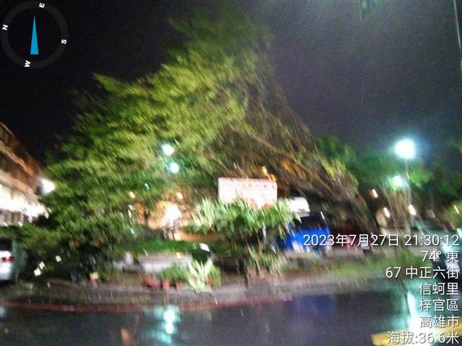 高雄梓官區中正六街停車場大樹被風吹倒壓兩車。（翻攝照片／林瑞益高雄傳真）