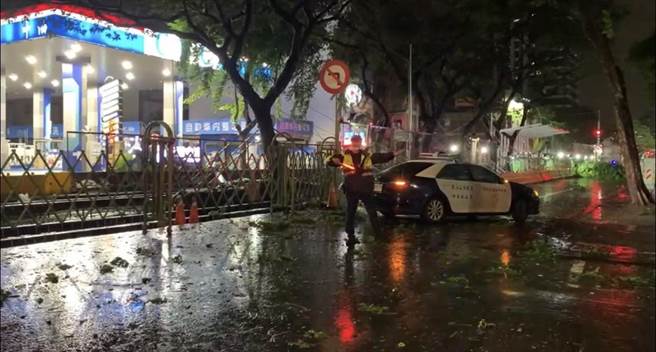警方在路樹前指揮駕駛改道行駛。（翻攝照片／崔正綱高雄傳真）