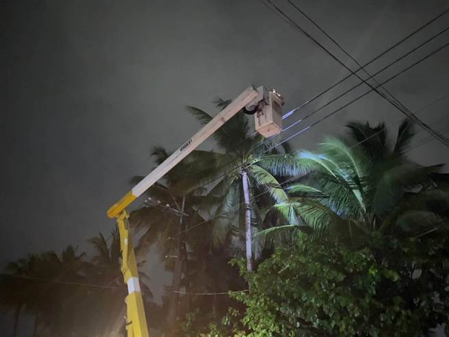 高雄深夜强风豪雨狂袭，累计近万户停电，台电派员抢修中。（台电提供）