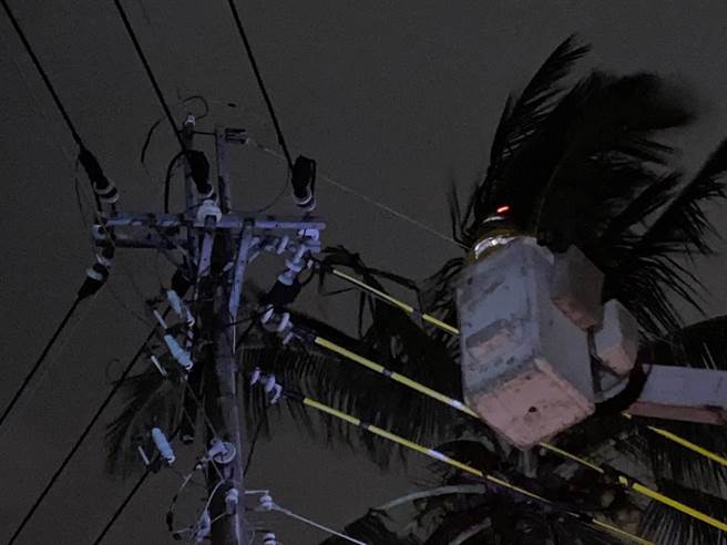 高雄深夜强风豪雨狂袭，累计近万户停电，台电派员抢修中。（台电提供）