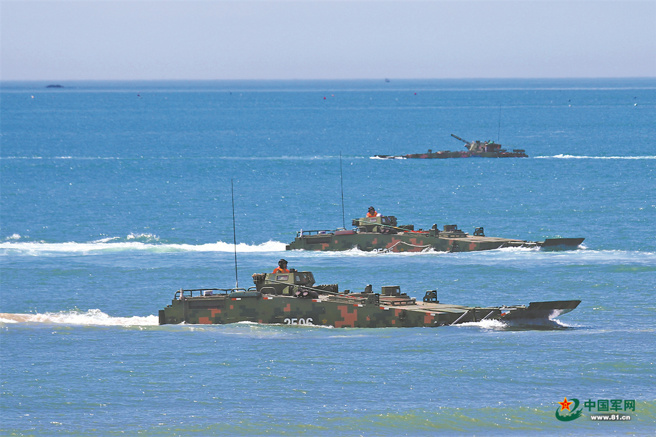 美國不需要在援助烏克蘭和阻止中國入侵台灣之間做出選擇，這是一種令人欣慰但卻十分危險的錯覺。圖為共軍兩棲裝甲車。（圖／中國軍網）