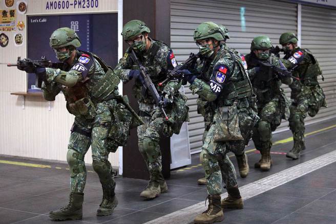 26日凌晨由军方主导，与警、消联合执行国土防卫作战演练，模拟台北车站遭恐怖份子袭击，并挟持人质对峙，宪兵特勤队进入反制，演习过程十分逼真。（资料照，黄世麒摄）