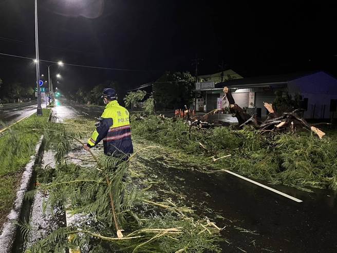 台南多處傳出路樹倒塌，市府清晨宣布今天停止上班上課。（台南市政府提供／曹婷婷台南傳真）