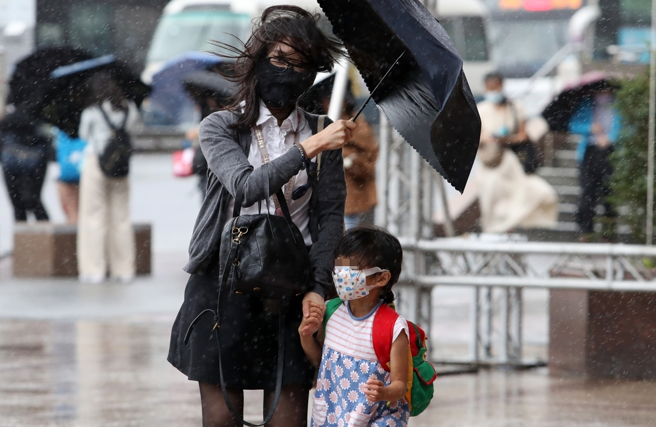 氣象專家指出，杜蘇芮昨天發展出雙眼牆結構，走向搖擺不定，移動速度比預期慢許多，導致南部地區的風雨出現的時間明顯延遲。（圖／劉宗龍攝）