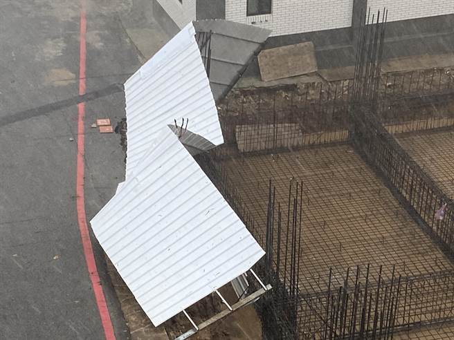 杜蘇芮颱風夾帶著驚人的強風及雨勢今早強襲金門，已有多處路樹、路牌及工地圍籬傾倒，災情陸續傳出。(圖／于家麒攝)