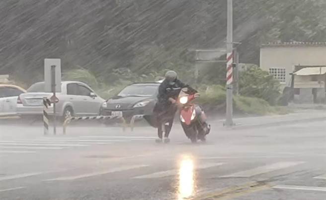 還有冒著風雨騎車出門的民眾被強風差點吹倒，險象環生。(圖／民眾提供)