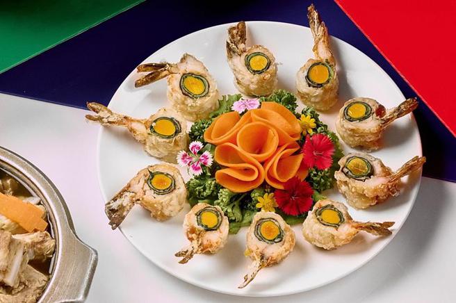 台南晶英酒店8/12举办「细说臺菜」盛宴，菜单中可吃到「玫瑰大虾」。（图／台南晶英酒店提供）