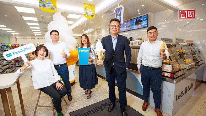 「2014年時，我們一家店一天可賣出2,000支霜淇淋!」全家生鮮現做調理部部長林鴻成(右2) 自信表示，今年很有機會重返當時盛況。(商業周刊攝影・郭涵羚)