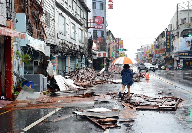 屏東風雨持續，大片招牌遭吹落。（林和生攝）