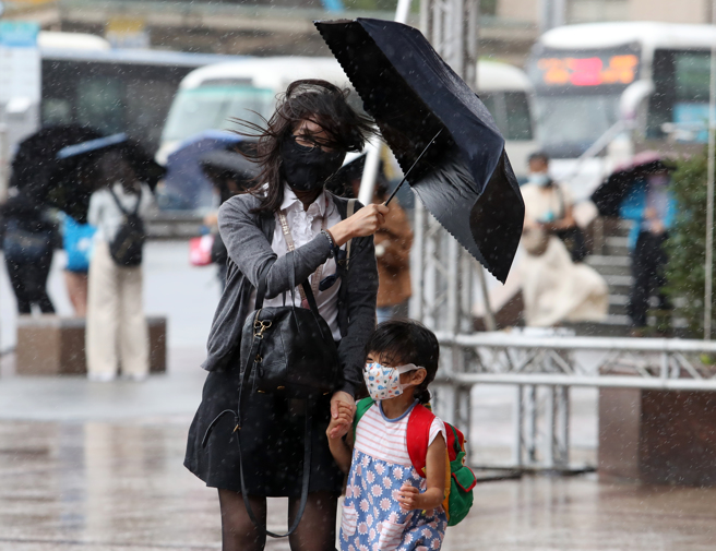 他收细胞简讯惊见「风力超标」，好奇新北怎没放颱风假。（示意图／刘宗龙摄）