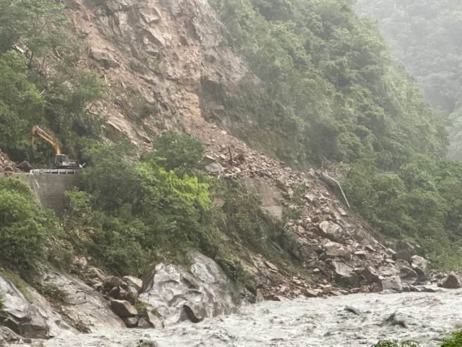 台8线179.5k溪畔路大面积坍塌。（公路总局提供／王志伟花莲传真）