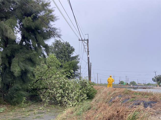 杜苏芮颱风强袭南台湾，陆续造成停电灾情，嘉义地区已有5385户停电中。（台电嘉义区营业处提供／吕妍庭嘉义传真）