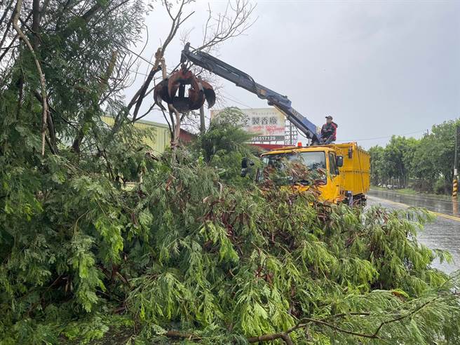 高达12级强风导致多处路树倒塌、广告帆布被吹翻，各乡镇市公所急动员人力处理、善后。（自取鹿草乡公所脸书／吕妍庭嘉义传真）