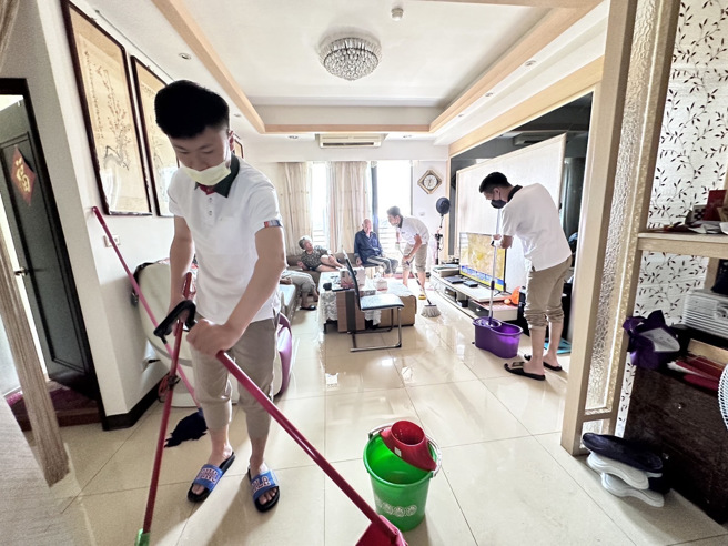 信义房屋长期深耕社区深获信任成为居民第一时间求助对象，信义房屋全店动员帮忙。(图/信义房屋  提供)