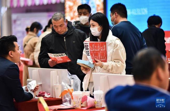 中国大陆经济有多糟？《华尔街日报》：数以百万计青年失业。（图／新华社）