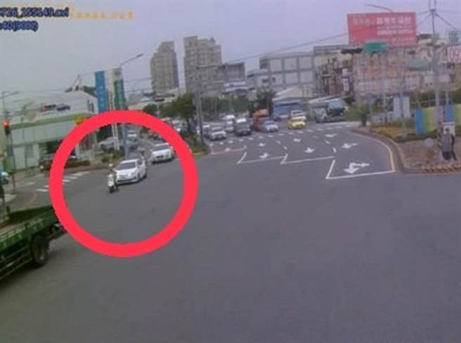 女警王姿懿开启警报器，骑警用机车在前开道护送。（警方提供／孙英哲彰化传真）