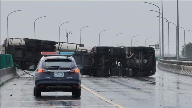 一辆满载崙背鲜奶的鲜奶车在78号东西向快速道路翻覆。（民眾提供）