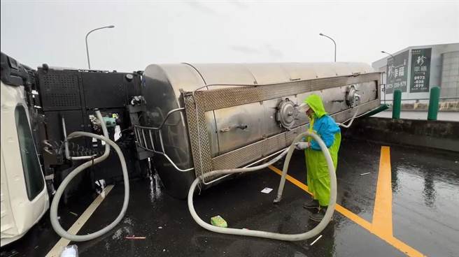 鲜奶槽已经突出到西向车道。（民眾提供）