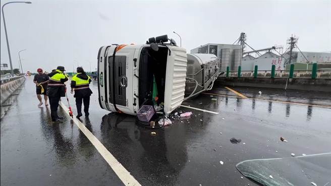 鲜奶槽已经突出到西向车道。（民眾提供）