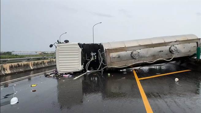 鲜奶车翻覆，所幸鲜奶未洒出来，司机仅受挫伤。（民眾提供）