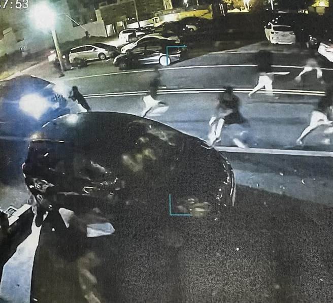 施男因行車糾紛，率友人持球棒狠砸對方的車輛。（民眾提供／孫英哲彰化傳真）