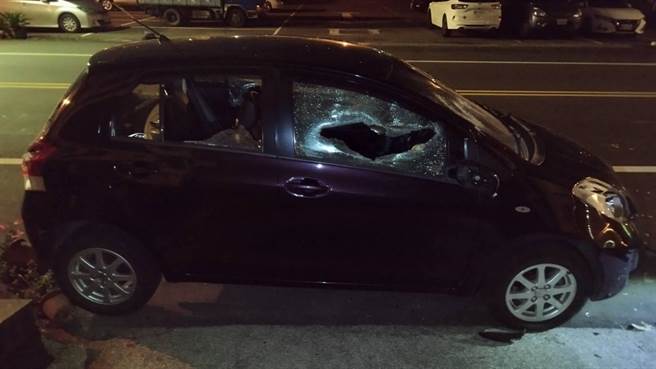 被砸的車輛面目全非。（民眾提供／孫英哲彰化傳真）