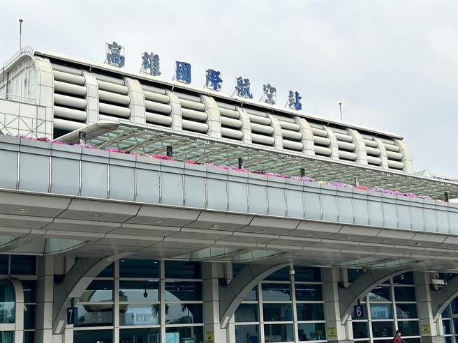 受到中颱「杜苏芮」影响，今日小港机场国际线、国内线航班大幅取消、延迟调整。（崔正纲摄）
