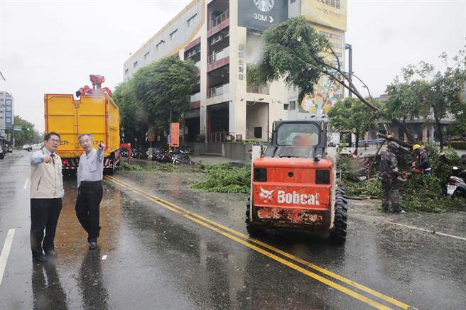台南市长黄伟哲一早奔波视察灾情。（台南市政府提供／曹婷婷台南传真）