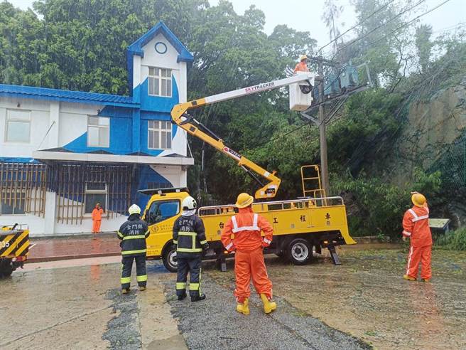 新湖漁港漁業文化館右側大型電桿(變電箱)一度爆炸起火，台電已指派人員到現場做安全處理。(圖／民眾提供)