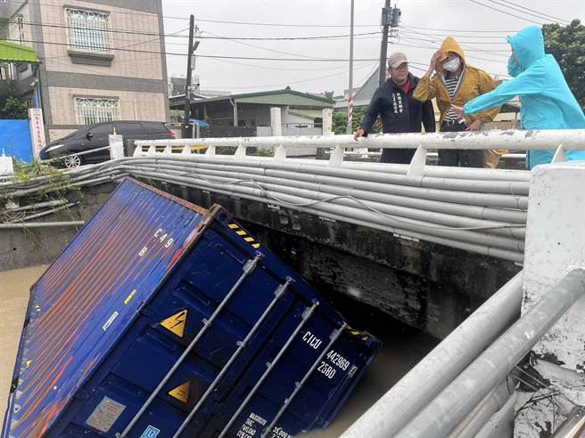 1只貨櫃漂流到中門三號橋下。（高市議員李雨庭提供／洪靖宜高雄傳真）