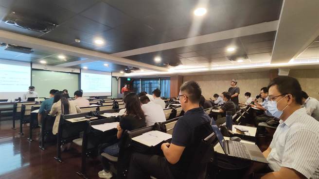 环保署依气候法规定，预告「温室气体排放量增量抵换管理办法」草案，今天邀请业者举行研商会。（林良齐摄）