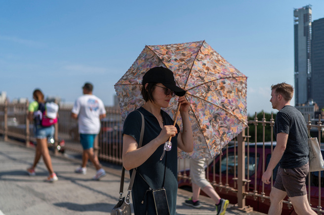 全球今年歷经史上最酷热7月，强烈热浪今侵袭美东，溽暑有危及健康之虞，美国总统拜登指示劳工部发高温警报。（图/路透社）