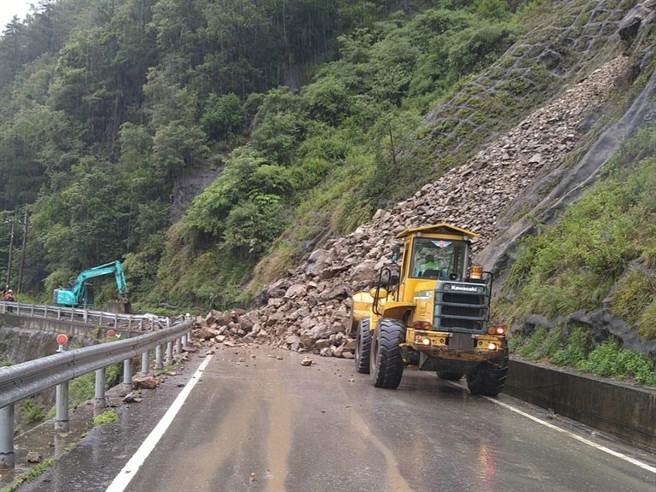 因杜苏芮颱风环流影响，山区道路持续降雨，台中市和平区台8线91.5K梨山路段28日上午10时传出边坡落石坍方。（公路总局提供／潘虹恩台中传真）