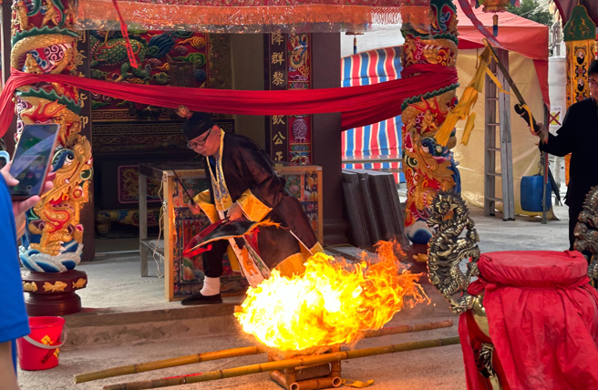 楊登嵙指出，凶宅有「交替煞」，必須祭送「交替煞」再清淨屋宅，才不會再有憾事發生。（楊登嵙提供）