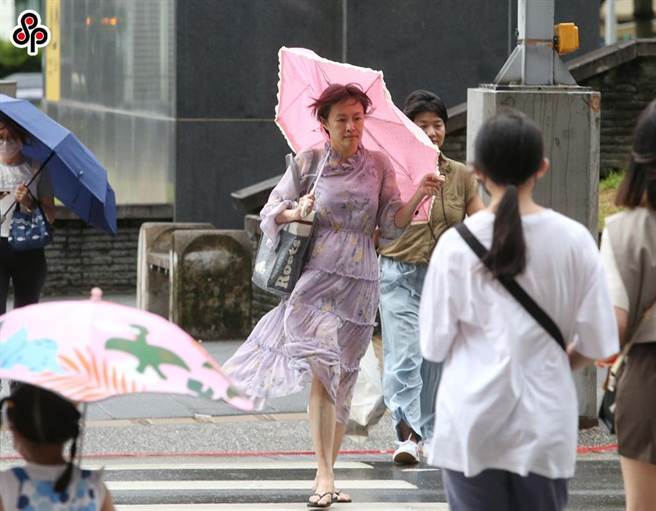 杜苏芮颱风造成多县市灾情，劳动部宣布自即日起启动天灾临工措施，将依地方政府需求提供临时工作名额，以协助灾区民眾清理家园。（报系资料照）