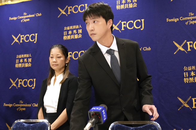 江宏杰被指表情、态度很像在服丧。（图／美联社AP）